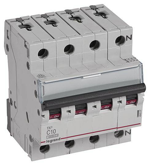 Legrénd TX3 C10 jistič se čtyřmi póly, vhodný pro 400V, 50/60Hz. Označen štítkem 'Zapnuto'.