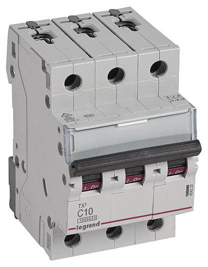Třípólový výkonový vypínač s pákou pro přerušení elektrického obvodu. Design a specifikace společnosti Legrand.