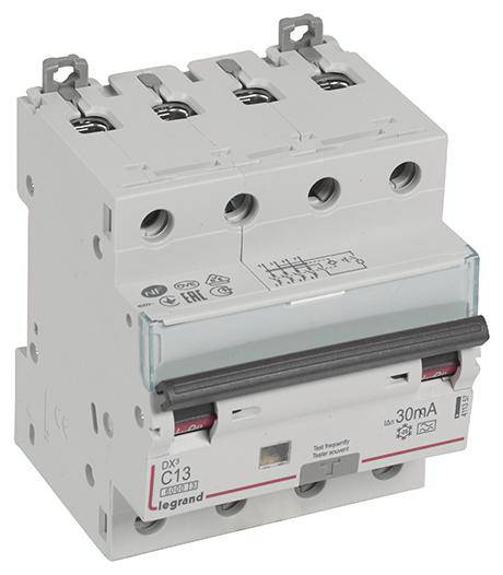 Třípólový jistič s pákovým ovládáním a technickými značeními, označený štítkem 'C13' a '30mA' pro elektrické ochranné aplikace.