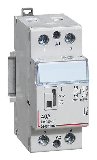 Šedý obdélníkový jistič značky Legrand s modrou klapkou, nápisem '40A, 250V'. Vlevo mechanismus spouště.