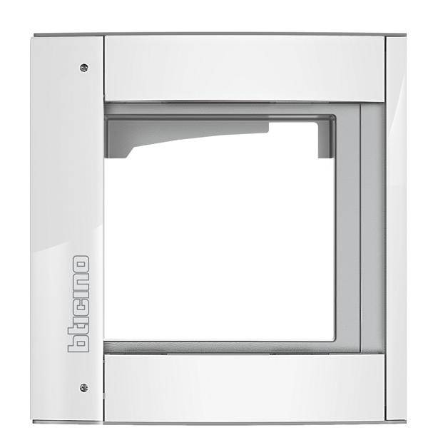 Bílý čtvercový designový rámeček se zlatým nápisem 'bticino' vlevo, pravděpodobně určený pro vypínač nebo zásuvku.