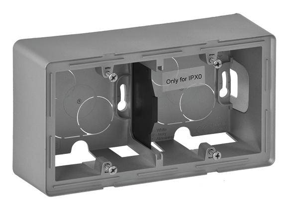 Šedý plastový box s několika otvory s nápisem 'Only for IPX0'. Používá se pro elektrické instalace.