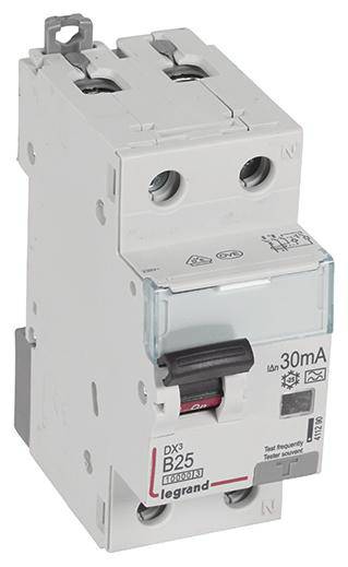 Jistič s nápisem 'B25' a '30mA', viditelný název značky. Zařízení pro elektrické bezpečnostní aplikace.