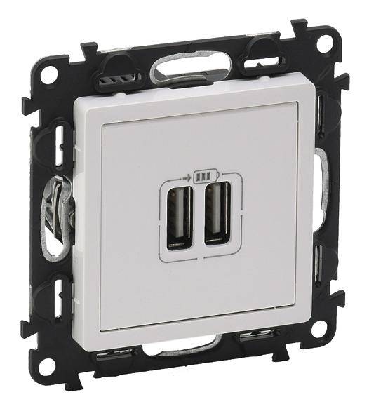 Dva USB-A porty v bílém krytu zásuvky na černém montážním držáku, vhodné pro nástěnnou instalaci.