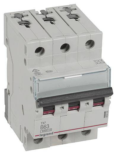 Třípólový výkonový jistič s označením 'B63'. Ideální pro jištění elektrických instalací v budovách.