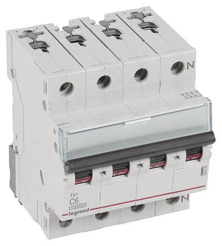 Šedostříbrný elektrický jistič se čtyřmi spínači, na kterém je napsáno 'TX3 C6 legrand', používaný pro řízení elektrického obvodu.