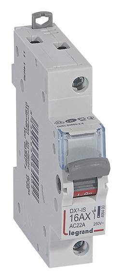 Jednopólový výkonový spínač od Legrand, model DX3-IS, 16A, 250V, s šedou páčkou a červenými vložkami, určený k ochraně elektrických obvodů.