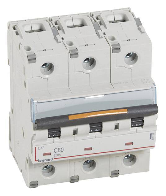 Třípólový výkonový spínač s přepínači v poloze vypnuto, určený pro řízení elektrických systémů, instalovatelný na DIN lišty.