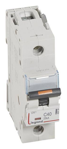 Šedý jistič od společnosti Legrand s modelovým číslem C40, vhodný pro 25kA, instalovaný v elektrickém rozvaděči.
