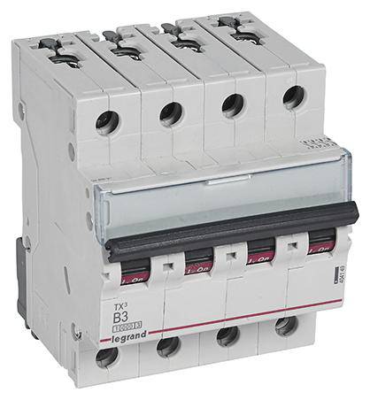 Čtyřpólový výkonový jistič od Legrand, model TX3 B3, určený k jištění elektrických obvodů v rozvaděči.
