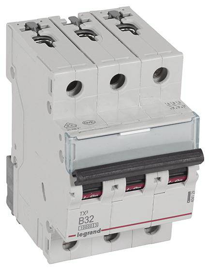 Třípólový jistič s nápisem 'B32'. Bílé pouzdro, černý výkonový spínač, vhodný pro elektrické systémy.