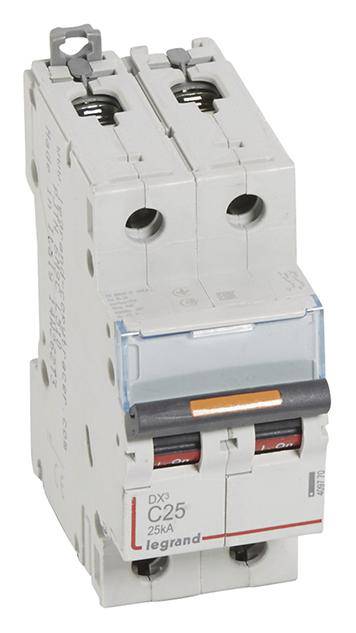 Jistič se dvěma spínači, označený 'C25 25kA legrand', slouží k ochraně elektrických obvodů.