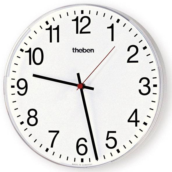 Kulatý nástěnný hodiny s černými číslicemi a ručkami na bílém pozadí. Hodiny ukazují 8:22. Nápis: 'theben'.