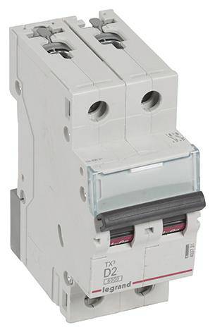 Dvoupólový jistič s jmenovitým proudem D2, který zabraňuje elektrickým přetížením a zkratům.