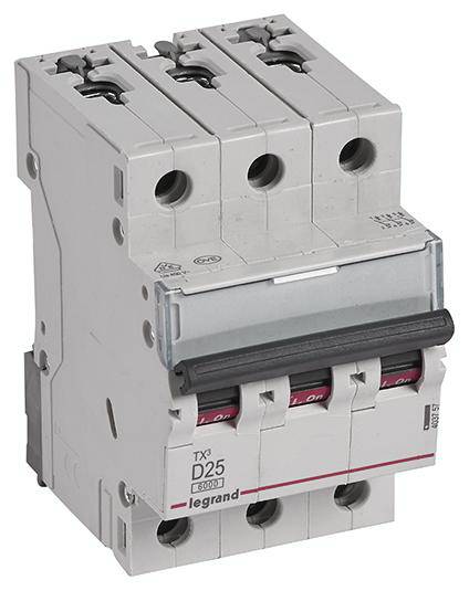 Třípólový jistič, model 'TX D25' od firmy Legrand. Používá se k ochraně elektrických obvodů před přetížením.