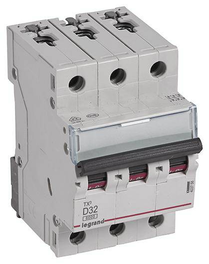 Třípólový jistič s nápisem 'TX3 D32', značka viditelná vlevo dole. Slouží k elektrické ochraně.
