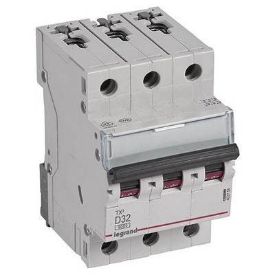 Třípólový jistič s nápisem 'TX3 D32', značka viditelná vlevo dole. Slouží k elektrické ochraně.
