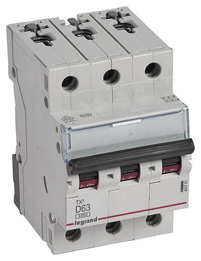 Třípólový jistič značky Legrand, model D63, určený pro použití v elektrických rozváděčích.