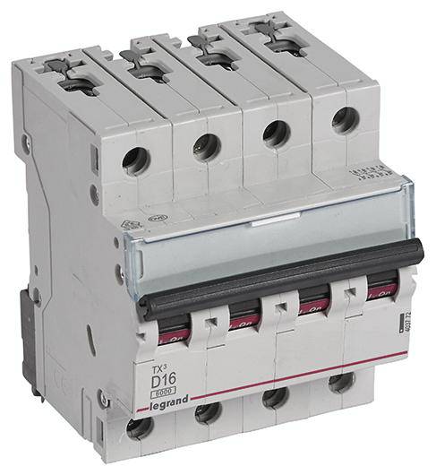 Šedý čtyřpólový jistič D16 se červenými vypínači, značky 'Legrand', určený k elektrickému jištění v rozvodných skříních.