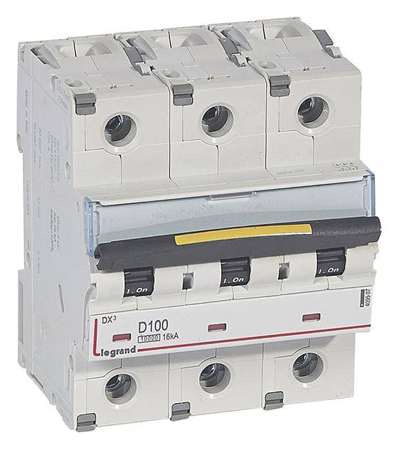 Třípólový jistič značky Legrand, model D100, s hodnotou vypínací schopnosti 16 kA, vybavený spínacími pákami a označením pro přerušení elektrického obvodu.