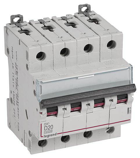Čtyřpólový jistič s označením 'D20', který slouží k ochraně před přetížením a zkratem v elektrických zařízeních.