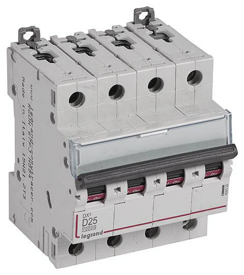 Čtyřpólový jistič od společnosti Legrand s proudovou hodnotou 25A určený pro jištění elektronických zařízení.