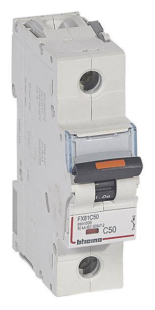 Jednopólový výkonový spínač od společnosti bticino, model C50, vhodný pro ochranu elektrických obvodů do 50 ampérů.