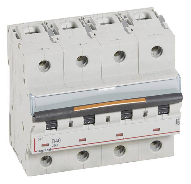 Čtyřpólový jistič z plastu vhodný pro použití v elektrických distribučních systémech.