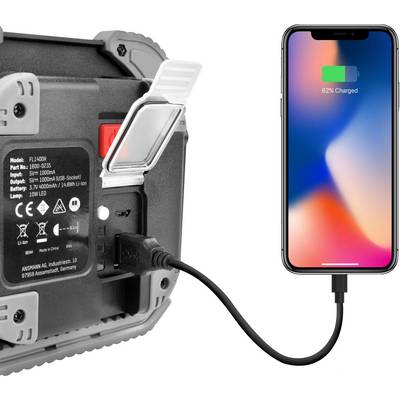 Mobilní telefon je připojen k přenosné lampě pomocí USB kabelu, přičemž stav nabití je 62 %. Lampa zobrazuje technické detaily.