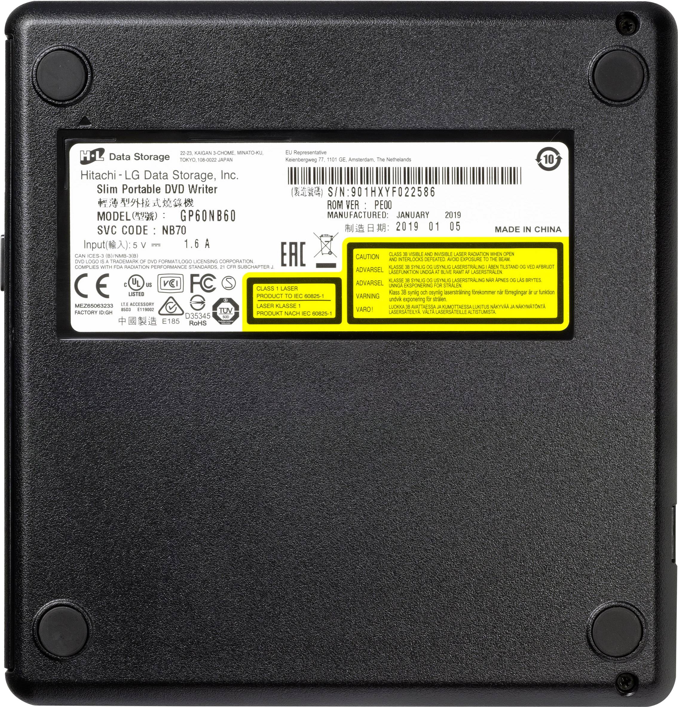 Zadní strana přenosné DVD vypalovačky značky Hitachi-LG s modelovým číslem GP60NB60. Štítky zobrazují technické detaily a výrobní informace.
