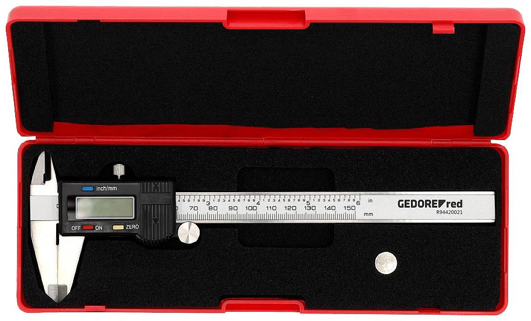 Digitální posuvné měřidlo v červeném pouzdře s displejem, rozsah až 150 mm. Vhodné pro přesná měření v dílně nebo laboratoři.