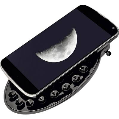 Chytrý telefon s obrázkem Měsíce na obrazovce leží na staré klávesnici psacího stroje.
