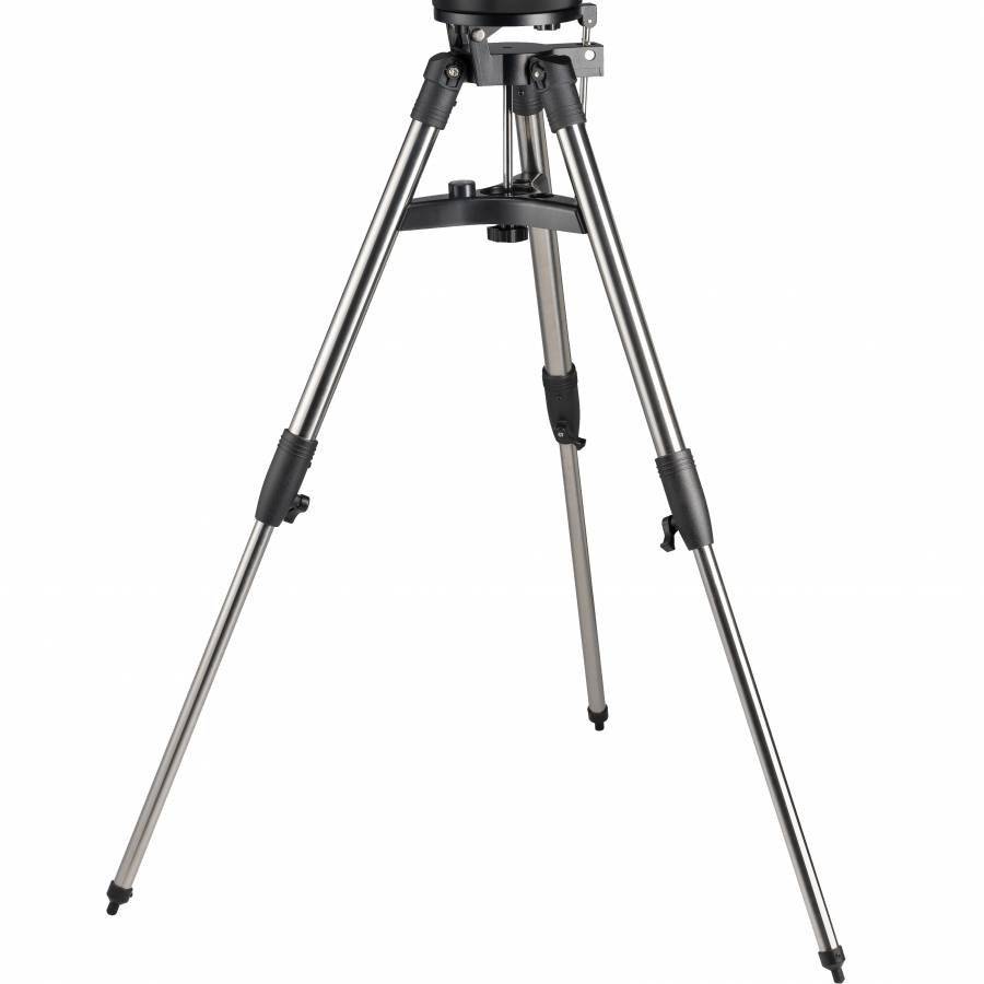 Stříbrný teleskopický stativ se třemi nastavitelnými nohami a černou hlavou, vhodný pro astronomická pozorování.