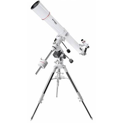 Bílý teleskop na stativu, vhodný pro astronomická pozorování, umístěný v mírně nakloněné poloze.