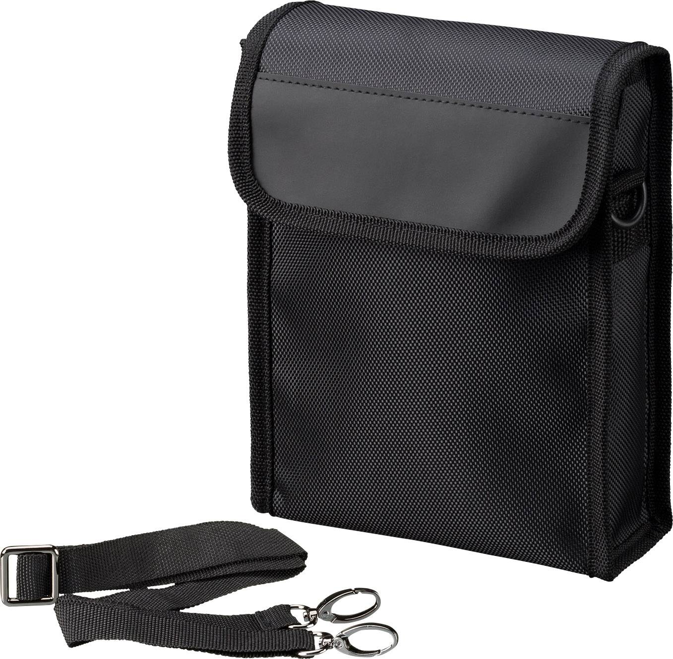 Černá obdélníková taška vyrobená z odolného materiálu s klopnou a odnímatelným ramenním popruhem, vhodná pro přepravu.