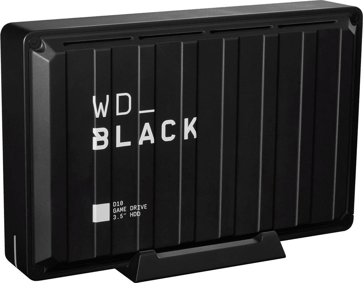 Na černém externím disku je napsáno „WD Black D10 Game Drive 3,5" HDD". Disk je umístěn vertikálně na stojánku.