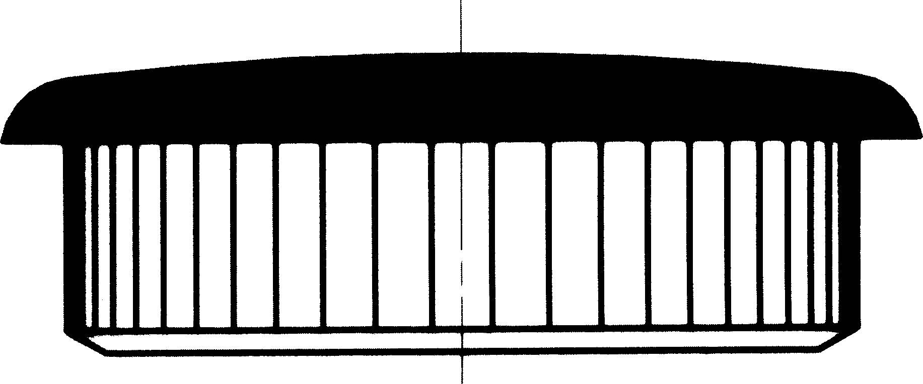 Příčný řez kulatou budovou s sloupy a velkou střechou, který připomíná klasický chrámový nebo pavilonový design.
