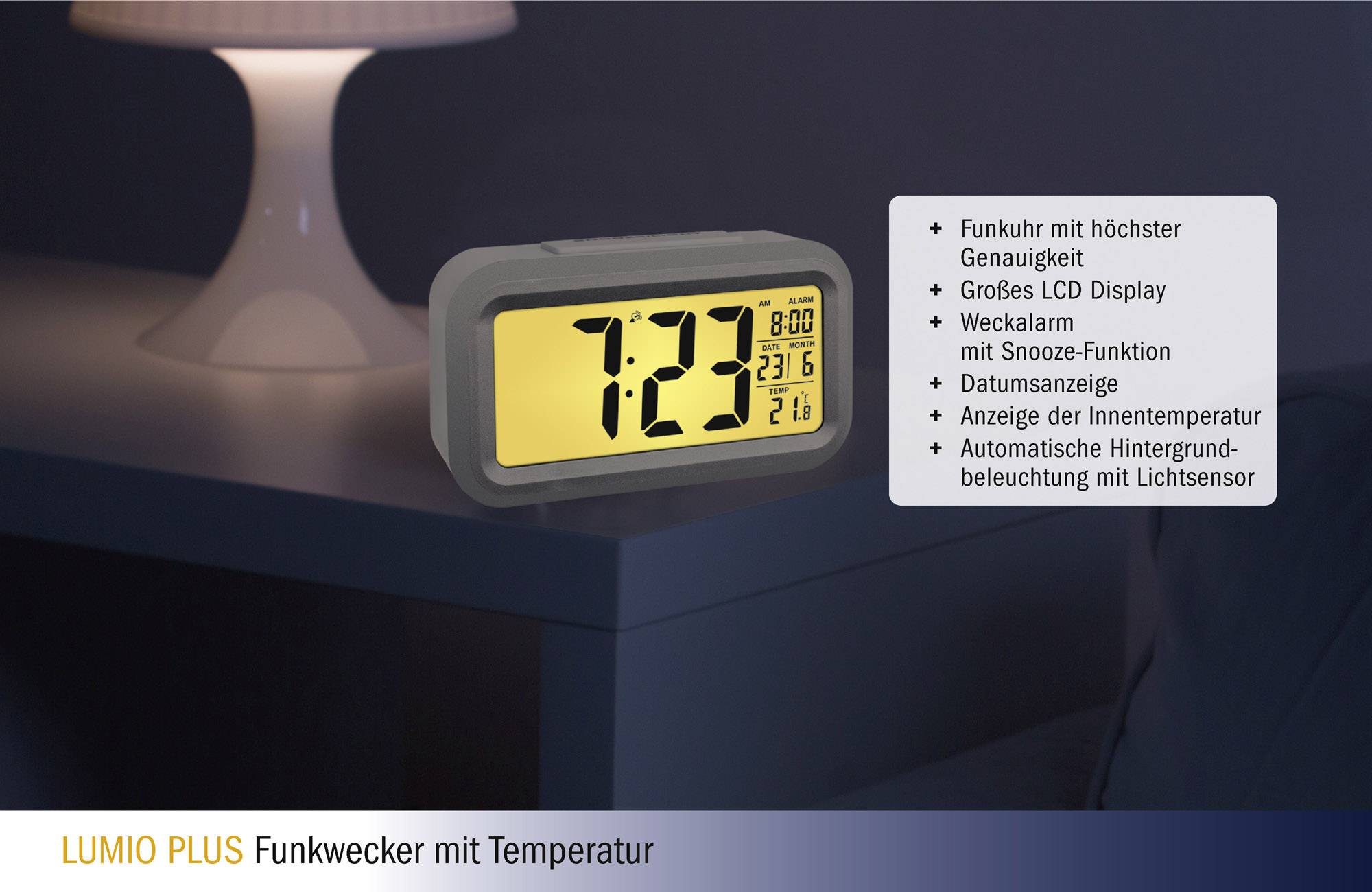 Digitální budík na nočním stolku ukazuje 7:23 a vnitřní teplotu 26 °C. Funkce: rádiem řízené hodiny, funkce odloženého buzení, automatické podsvícení.