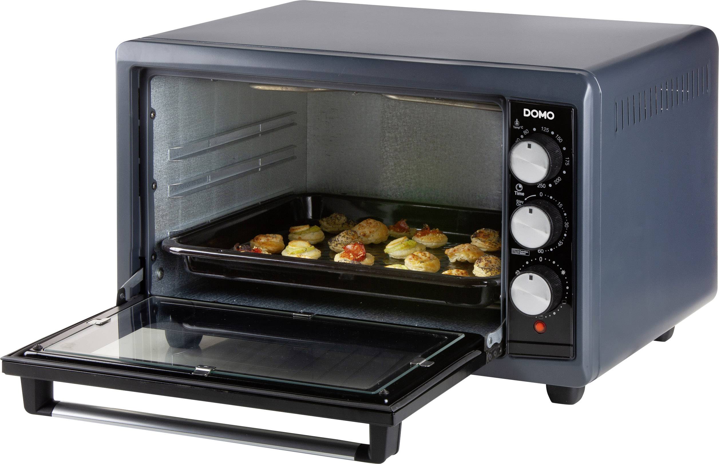 Elektrická stolní trouba s otevřenými dvířky, na plechu jsou mini pizzy. Tři otočné ovladače pro ovládání jsou umístěny na pravé straně.