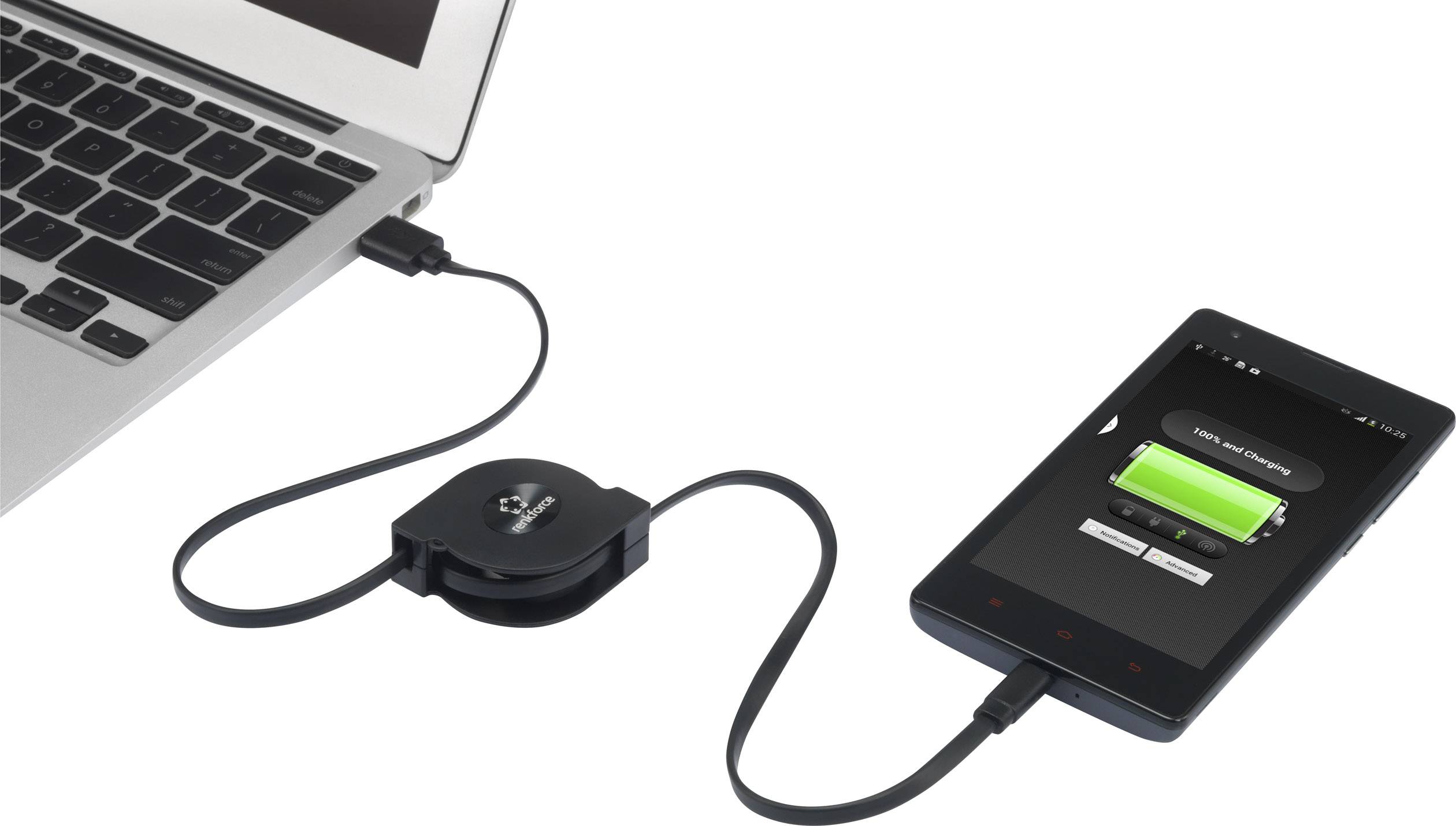 Mobilní telefon je nabíjen přes USB kabel připojený k notebooku. Na displeji telefonu je zobrazeno nabíjení.