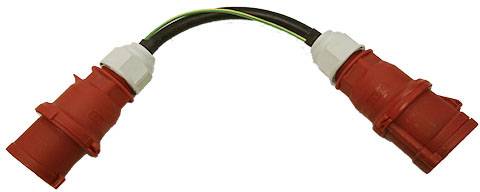 Červený elektrický kabel se dvěma konektory na koncích, propojený krátkým černým kabelem s zeleno-žlutým uzemňovacím vodičem.