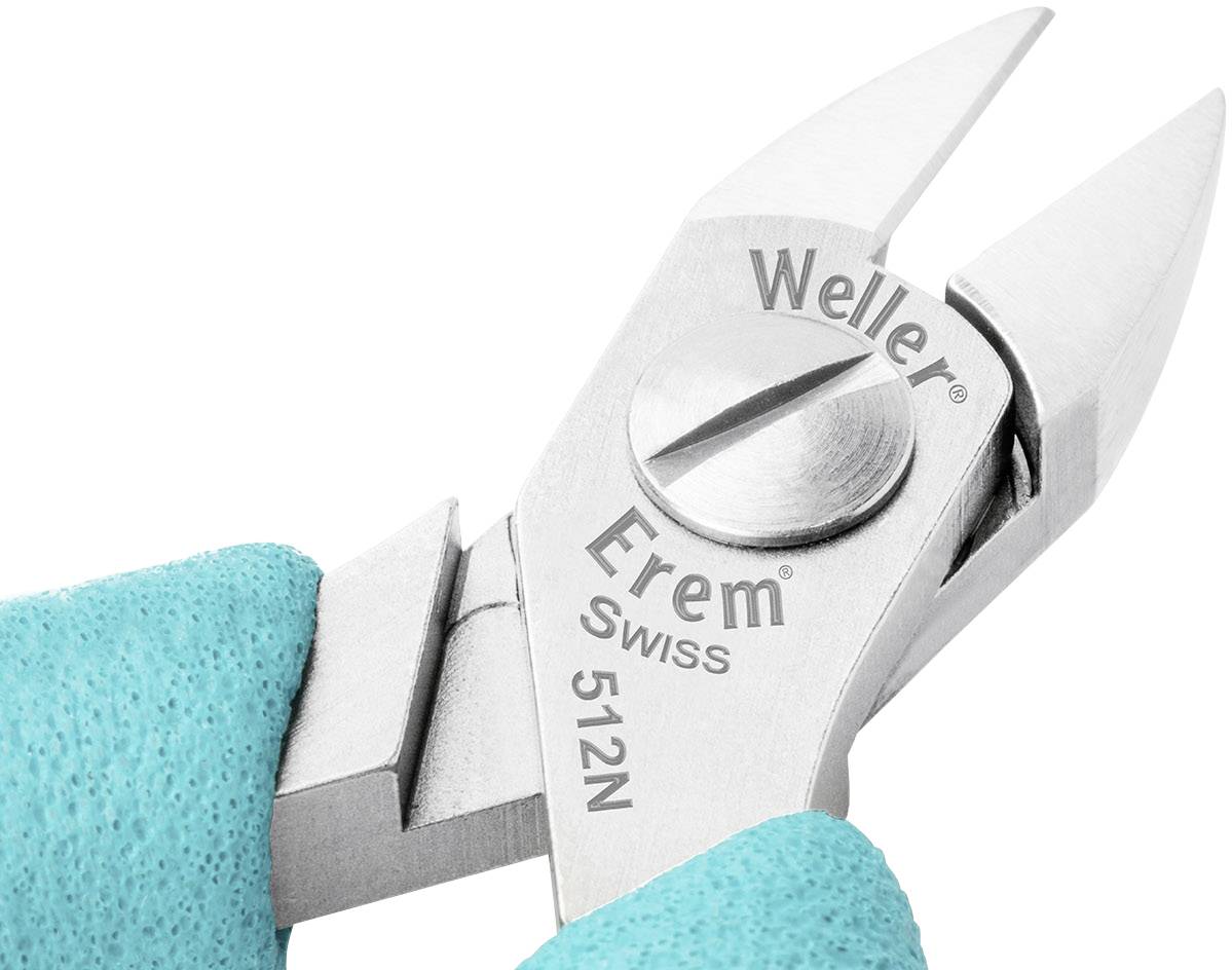 Detailní záběr štípacích kleští značky 'Weller Erem Swiss 512N', držených rukou v tyrkysové rukavici.