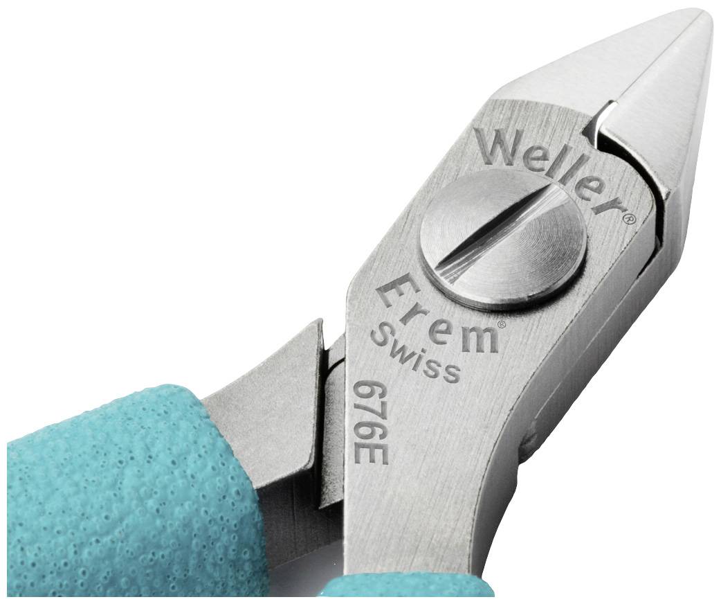 Detailní záběr stříbrných štípacích kleští s modrými rukojeťmi, na nichž je vyryto '<br>Weller Erem Swiss 676E'.