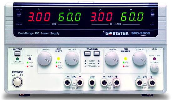 Dvoukanálový DC síťový adaptér zobrazuje napětí 3,00 V a proudy 6,0 A pro dva kanály. Nabízí možnost paralelního nebo sériového zapojení.