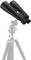 Dalekohled na stativu, vhodný pro astronomii nebo pozorování ptáků. Ostrá optika a stabilní podpora.