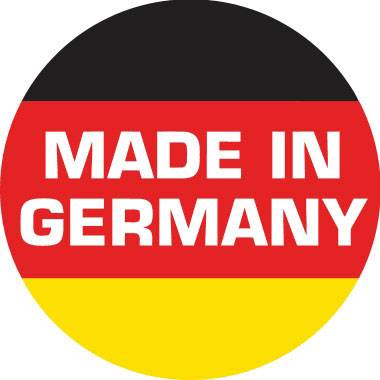 Nápis „Made in Germany" bílým písmem na kruhovém pozadí v barvách německé vlajky: černá, červená, zlatá.