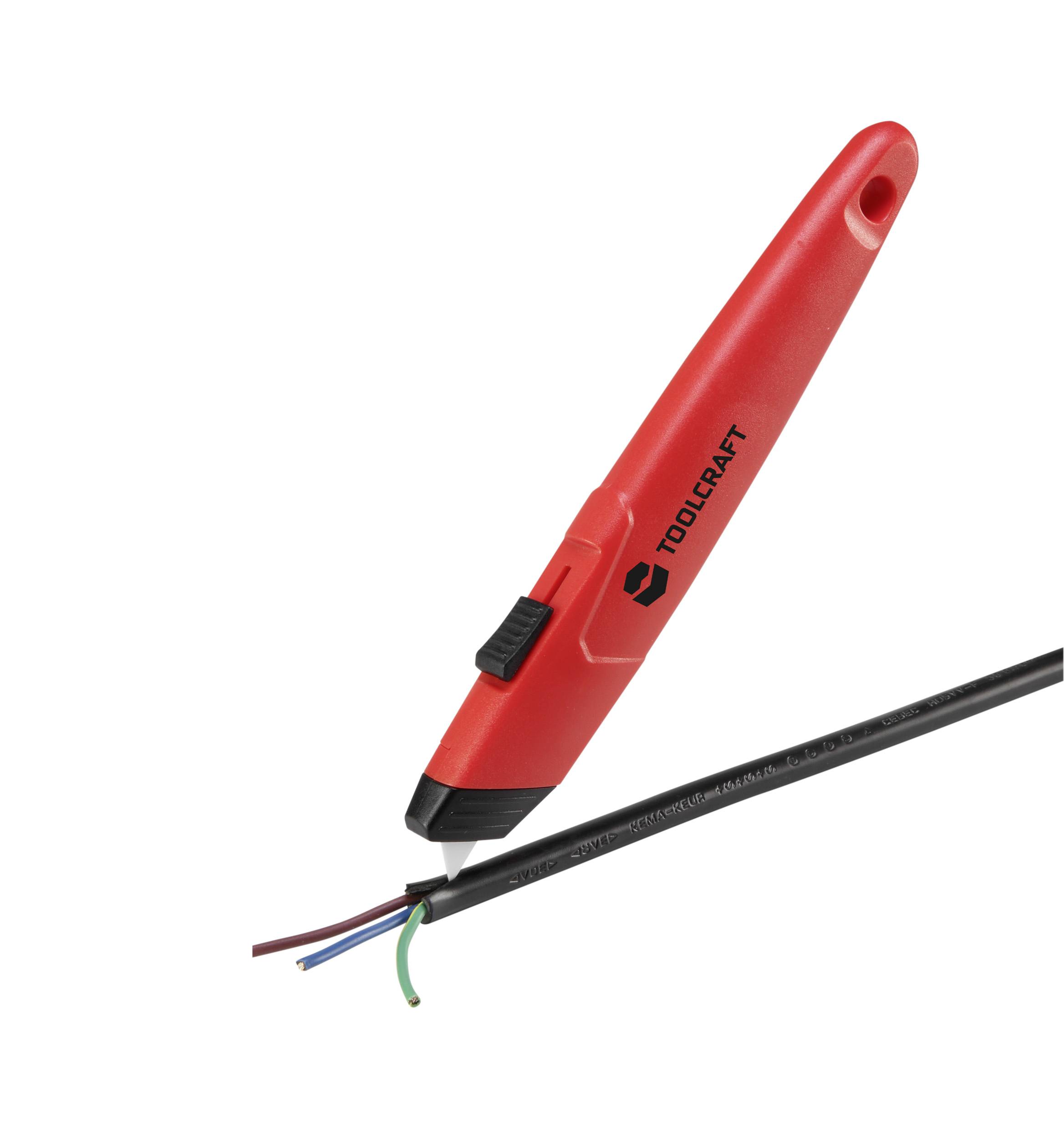 Červený odizolovací nástroj řeže izolaci černého kabelu, aby odhalil barevné vodiče. Nástroj má páku a nápis 'TOOLCRAFT'.