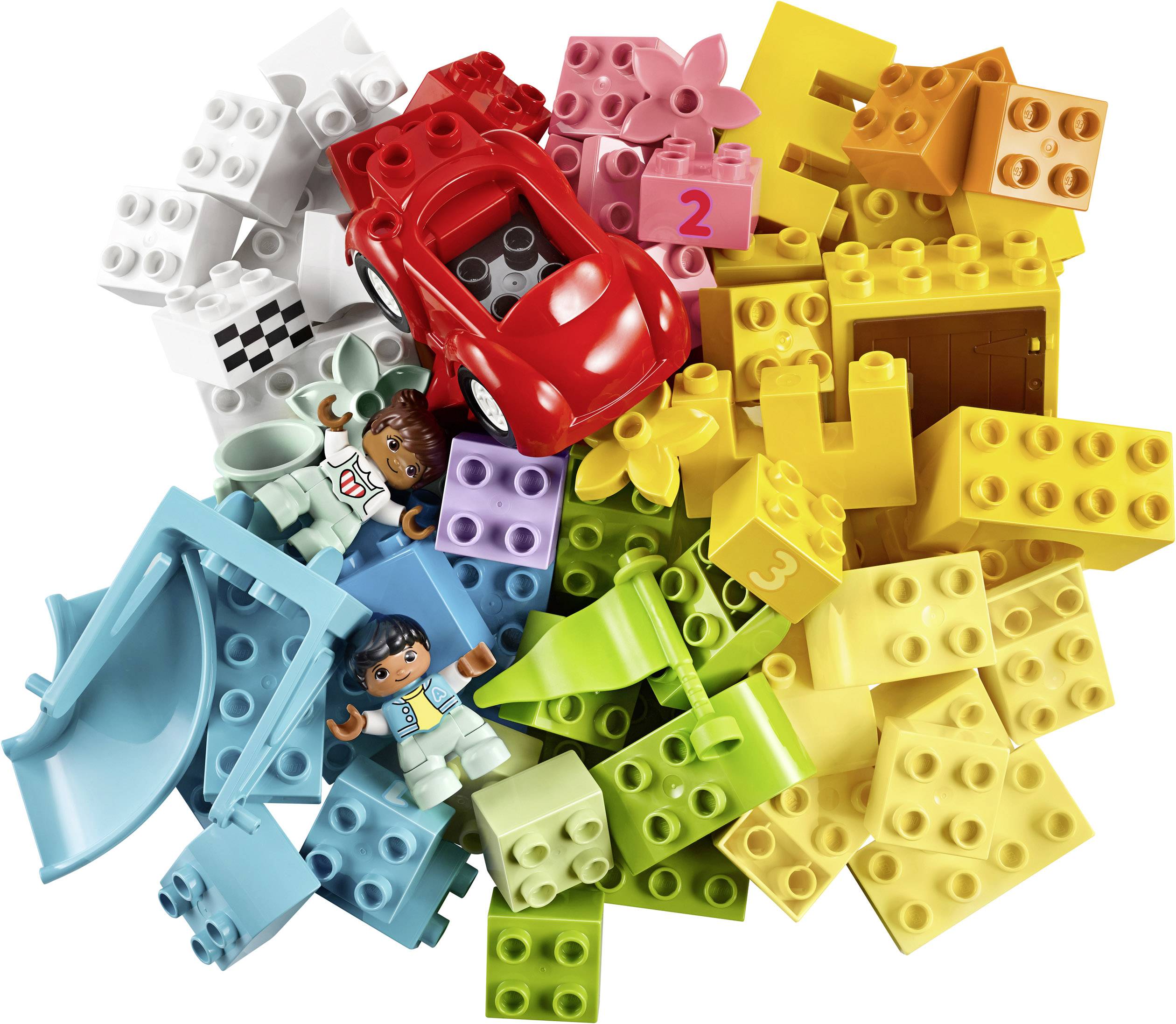 Hromada barevných LEGO kostek s červeným krytem autíčka, dvěma LEGO figurkami a různými stavebními tvary.