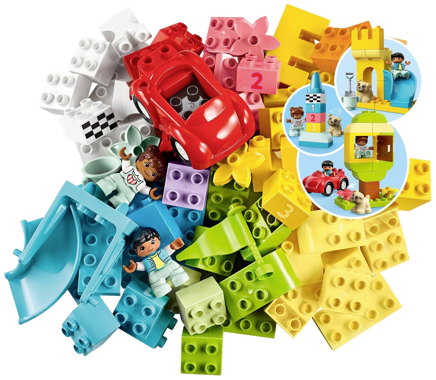 Pestrá sbírka LEGO kostek a figurek, včetně červeného auta, skluzavky, květin a dvou dětských postaviček.