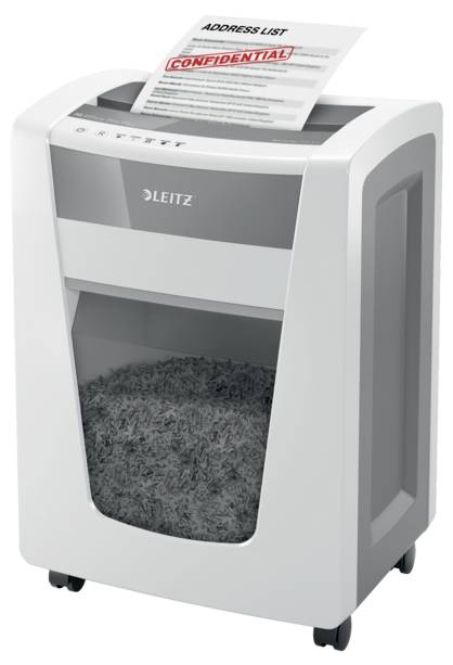 Skartovač ničí dokument s nápisem 'SEZNAM ADRES - DŮVĚRNÉ'. Papír je rozříznut napůl.